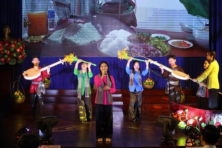 Tiết mục dự thi của Trường Đại học Cửu Long. (Ảnh: Bộ Giáo dục và Đào tạo) Tiết mục dự thi của Trường Đại học Cửu Long. (Ảnh: Bộ Giáo dục và Đào tạo)