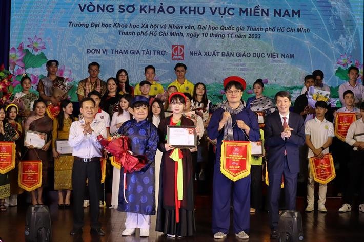 giải Nhất cho đội thi đến từ Trường Đại học Khoa học Xã hội và Nhân văn - Đại học Quốc gia TPHCM giải Nhất cho đội thi đến từ Trường Đại học Khoa học Xã hội và Nhân văn - Đại học Quốc gia TPHCM