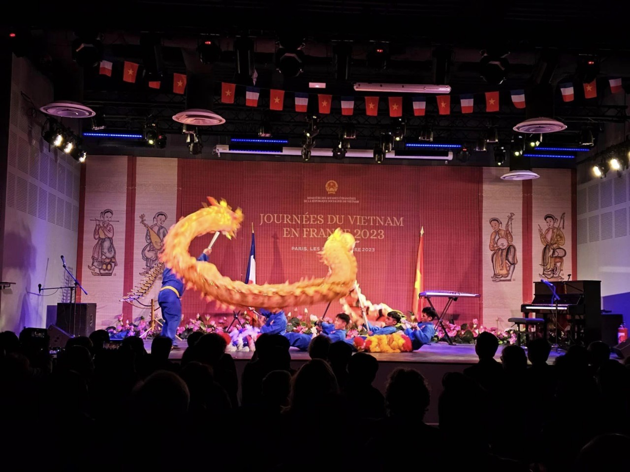 Văn hoá nghệ thuật luôn là ngôn ngữ giàu tình cảm làm ấm áp thêm tình hữu nghị giữa hai thành phố, hai đất nước Văn hoá nghệ thuật luôn là ngôn ngữ giàu tình cảm làm ấm áp thêm tình hữu nghị giữa hai thành phố, hai đất nước