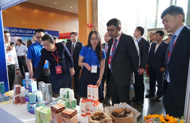 đại biểu đã tham quan khu triển lãm sản phẩm, hàng hóa tiêu biểu của các doanh nghiệp Bình Định. (Ảnh: Báo Bình Định) đại biểu đã tham quan khu triển lãm sản phẩm, hàng hóa tiêu biểu của các doanh nghiệp Bình Định. (Ảnh: Báo Bình Định)