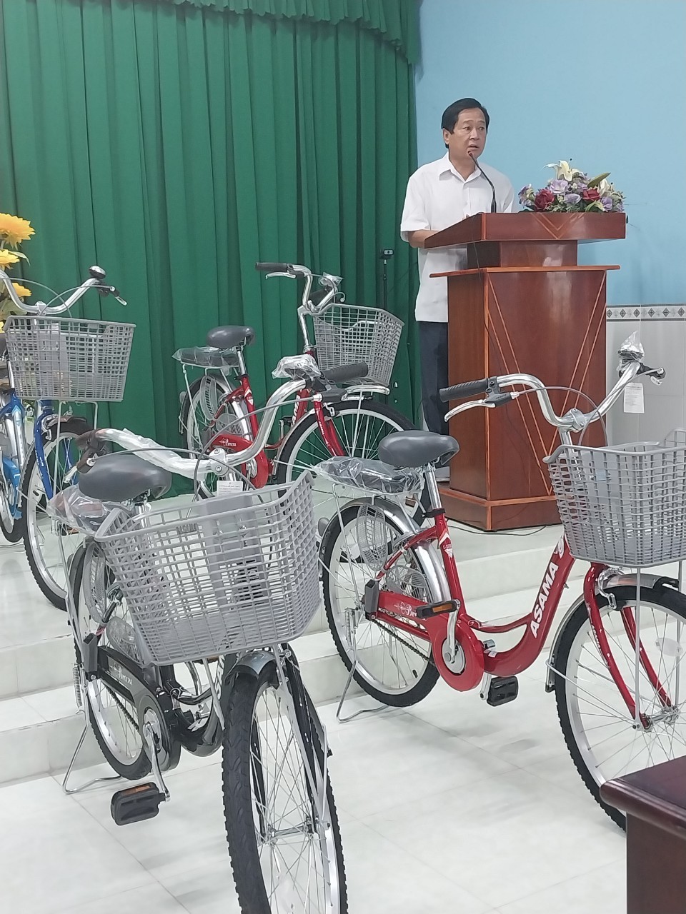Chủ tịch Hội hữu nghị Việt Nam – Pháp tỉnh – Nguyễn Thanh Nguyên phát biểu tại buổi trao tặng xe và tập vở cho học sinh Chủ tịch Hội hữu nghị Việt Nam – Pháp tỉnh – Nguyễn Thanh Nguyên phát biểu tại buổi trao tặng xe và tập vở cho học sinh