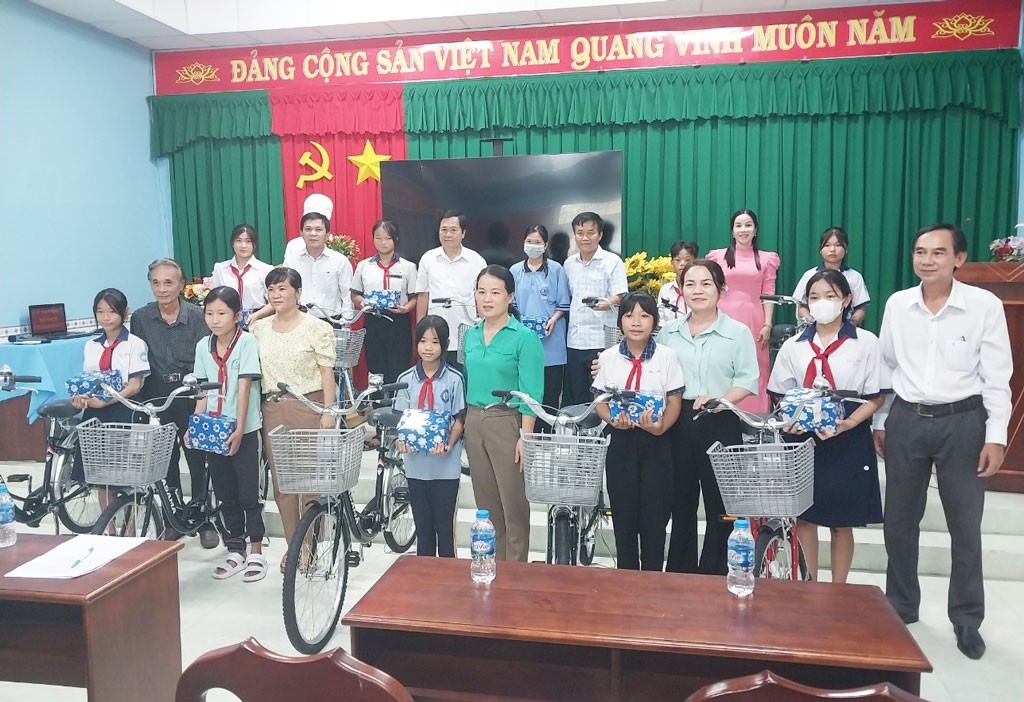 trao tặng xe đạp và tập cho học sinh có hoàn cảnh khó khăn trao tặng xe đạp và tập cho học sinh có hoàn cảnh khó khăn