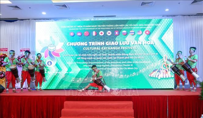 Múa trống Chhay dăm do Đoàn văn nghệ của Liên hiệp các tổ chức hữu nghị tỉnh Tây Ninh trình diễn. (Ảnh: Báo Tin tức) Múa trống Chhay dăm do Đoàn văn nghệ của Liên hiệp các tổ chức hữu nghị tỉnh Tây Ninh trình diễn. (Ảnh: Báo Tin tức)