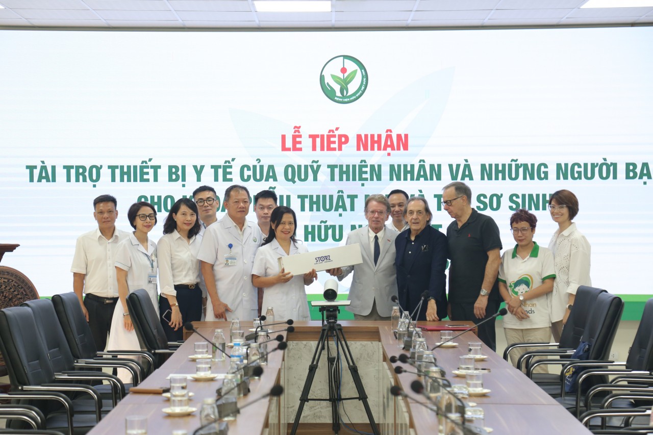 Thay mặt khoa Phẫu thuật Nhi và Trẻ sơ sinh, Bệnh viện Hữu nghị Việt Đức, PGS.TS Nguyễn Việt Hoa – Trưởng khoa tiếp nhận thiết bị y tế từ nhà tài trợ. Ảnh: Bệnh viện Hữu nghị Việt Đức Thay mặt khoa Phẫu thuật Nhi và Trẻ sơ sinh, Bệnh viện Hữu nghị Việt Đức, PGS.TS Nguyễn Việt Hoa – Trưởng khoa tiếp nhận thiết bị y tế từ nhà tài trợ. Ảnh: Bệnh viện Hữu nghị Việt Đức