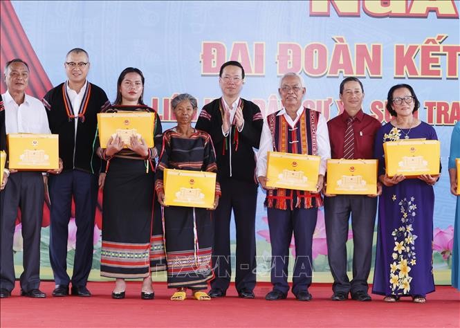 Chủ tịch nước tặng quà cho cán bộ quản lý, giáo dục, giáo viên tiêu biểu và đồng bào uy tín; tham gia các hoạt động lễ hội sôi động, đầy mầu sắc, thắm tình đoàn kết của nhân dân xã Suối Trai - Ảnh: TTXVN Chủ tịch nước tặng quà cho cán bộ quản lý, giáo dục, giáo viên tiêu biểu và đồng bào uy tín; tham gia các hoạt động lễ hội sôi động, đầy mầu sắc, thắm tình đoàn kết của nhân dân xã Suối Trai - Ảnh: TTXVN