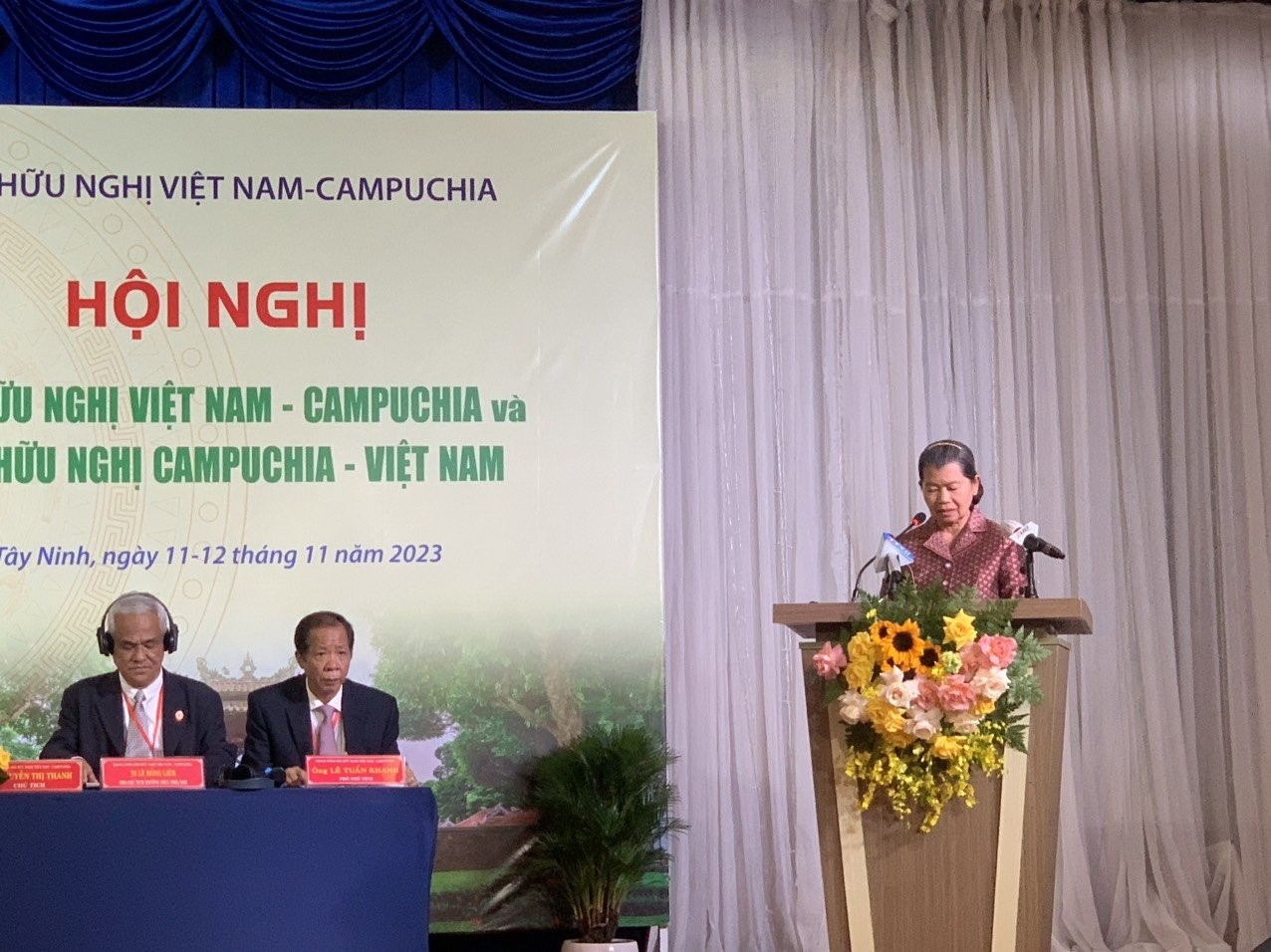 Bà Men Sam An, Chủ tịch Hội Hữu nghị Campuchia-Việt Nam, phát biểu tại hội nghị. Bà Men Sam An, Chủ tịch Hội Hữu nghị Campuchia-Việt Nam, phát biểu tại hội nghị.
