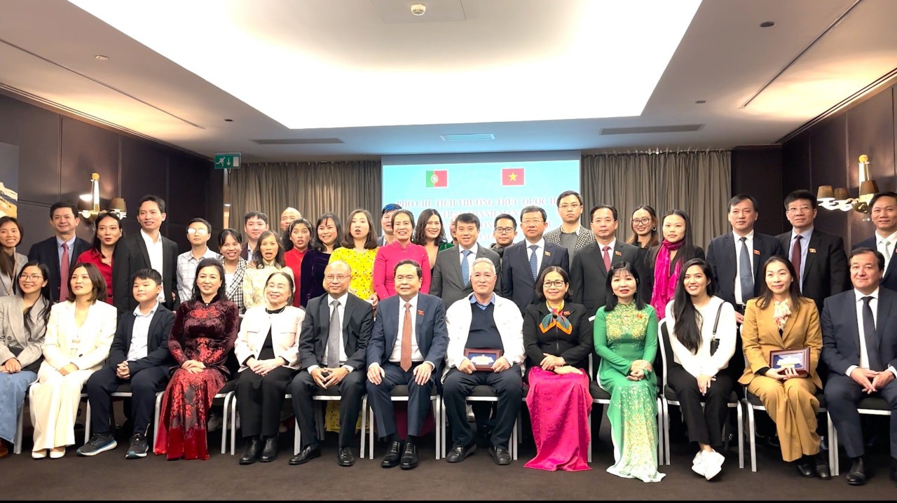 Phó Chủ tịch Thường trực Quốc hội Trần Thanh Mẫn, Đại sứ Việt Nam tại Pháp kiêm nhiệm tại Bồ Đào Nha Đinh Toàn Thắng và cán bộ, nhân viên Đại sứ quán cùng cộng đồng người Việt.