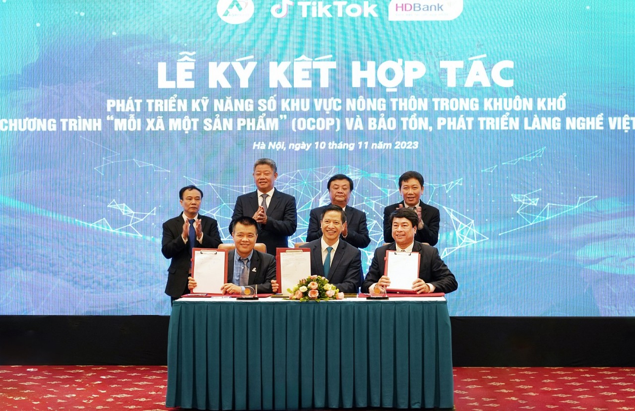 HDBank cùng Agritrade thúc đẩy tiêu thụ nông sản Việt trên nền tảng số HDBank cùng Agritrade thúc đẩy tiêu thụ nông sản Việt trên nền tảng số