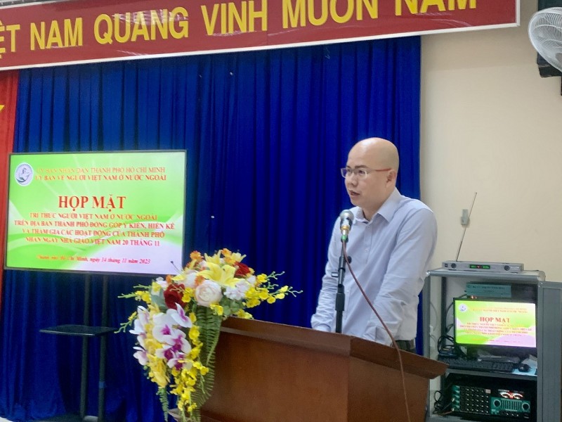 Kiều bào tự hào về truyền thống hiếu học và tôn sư trọng đạo của người Việt Kiều bào tự hào về truyền thống hiếu học và tôn sư trọng đạo của người Việt