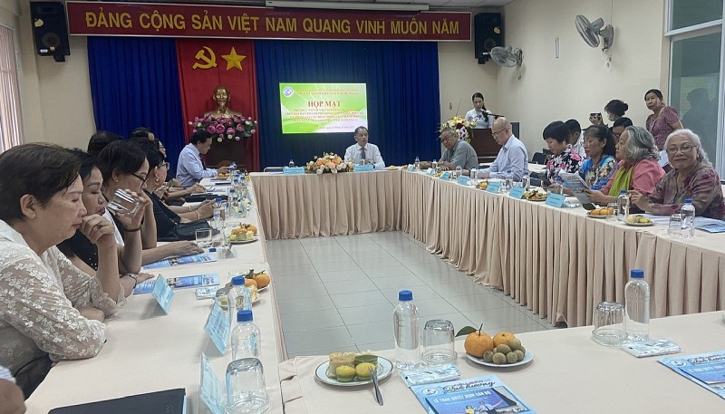 Kiều bào tự hào về truyền thống hiếu học và tôn sư trọng đạo của người Việt Kiều bào tự hào về truyền thống hiếu học và tôn sư trọng đạo của người Việt