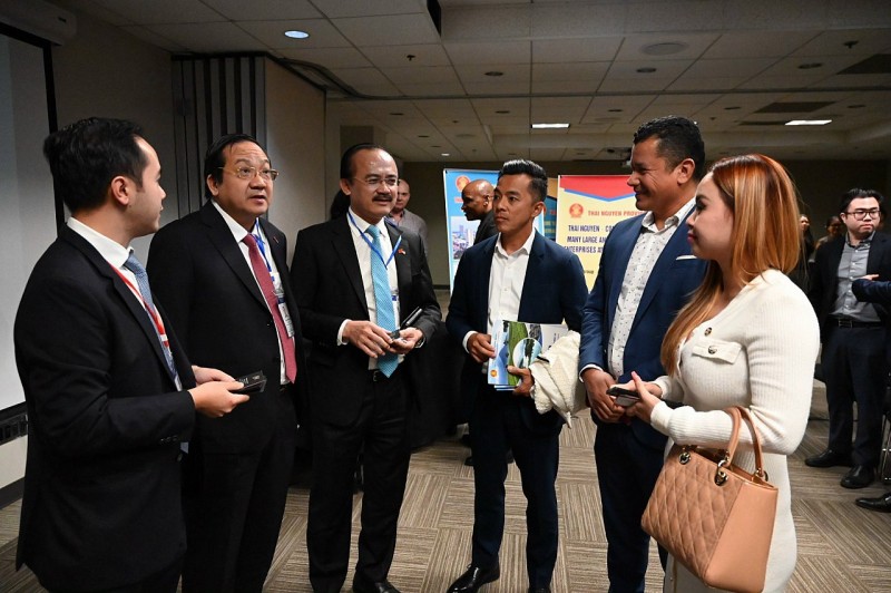 Lãnh đạo tỉnh Long An và doanh nghiệp tháp tùng trao đổi hợp tác với các đại biểu doanh nghiệp Hoa Kỳ (Ảnh: Vũ Đạt). Lãnh đạo tỉnh Long An và doanh nghiệp tháp tùng trao đổi hợp tác với các đại biểu doanh nghiệp Hoa Kỳ (Ảnh: Vũ Đạt).