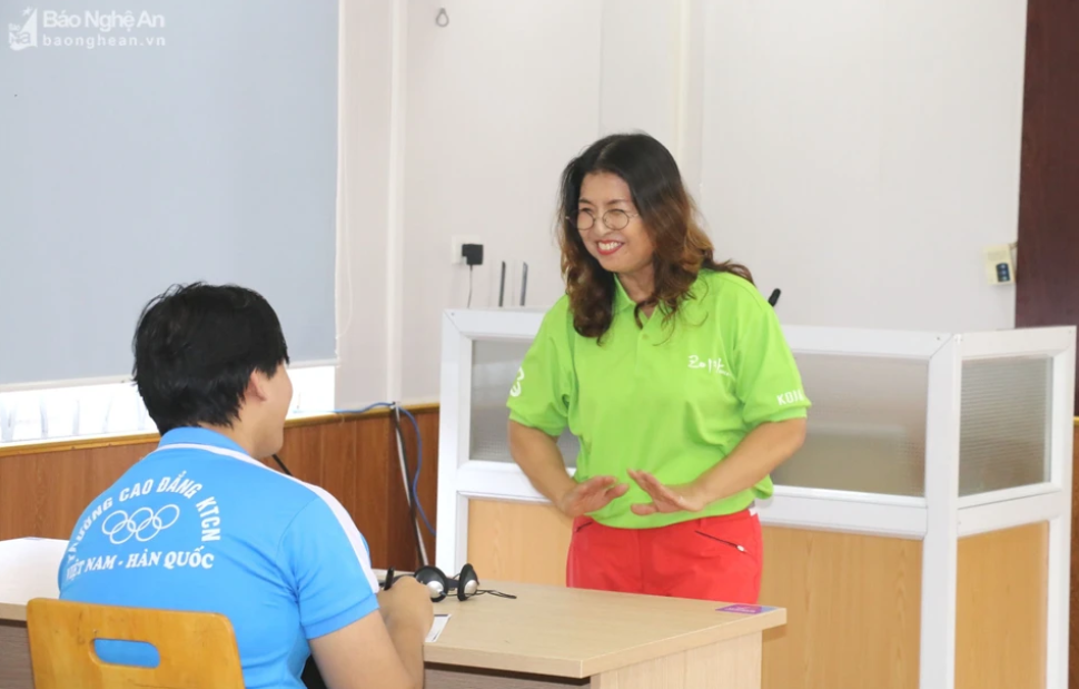 Cô giáo người Hàn Quốc xin gia hạn thời gian làm việc vì yêu mảnh đất xứ Nghệ Cô giáo người Hàn Quốc xin gia hạn thời gian làm việc vì yêu mảnh đất xứ Nghệ