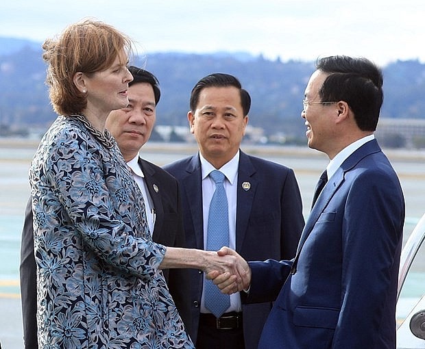 President Vo Van Thuong (R) is greeted at the San Francisco airport (Photo: VNA) President Vo Van Thuong (R) is greeted at the San Francisco airport (Photo: VNA)