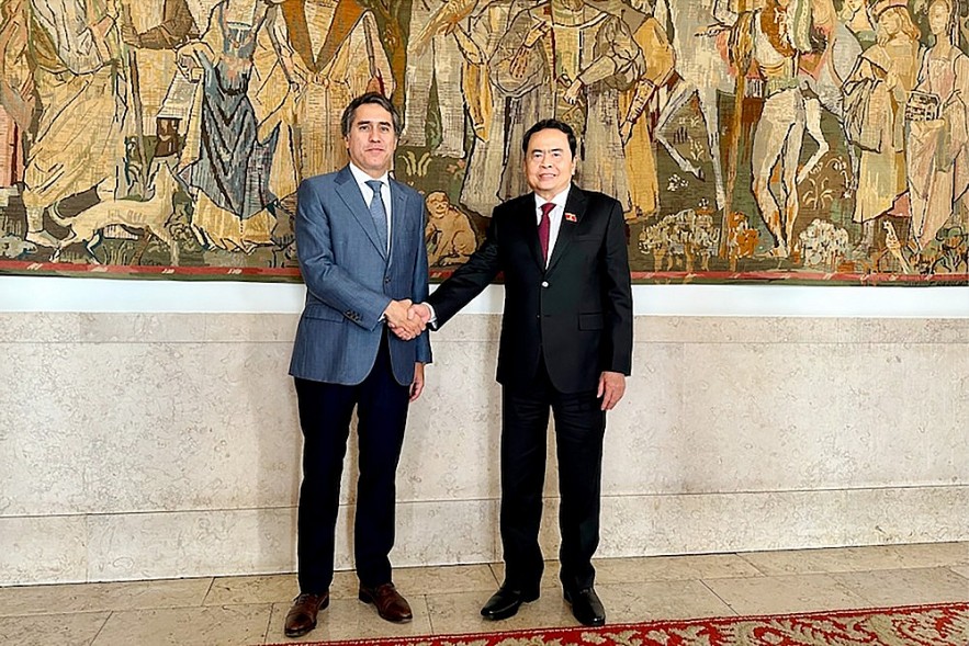 Vice Chairman of the National Assembly of Vietnam Tran Thanh Man (R) and Secretary of State for Foreign Affairs and Cooperation Francisco Andre shaking hands ahead of their meeting. (Photo: daibieunhandan.vn) Vice Chairman of the National Assembly of Vietnam Tran Thanh Man (R) and Secretary of State for Foreign Affairs and Cooperation Francisco Andre shaking hands ahead of their meeting. (Photo: daibieunhandan.vn)