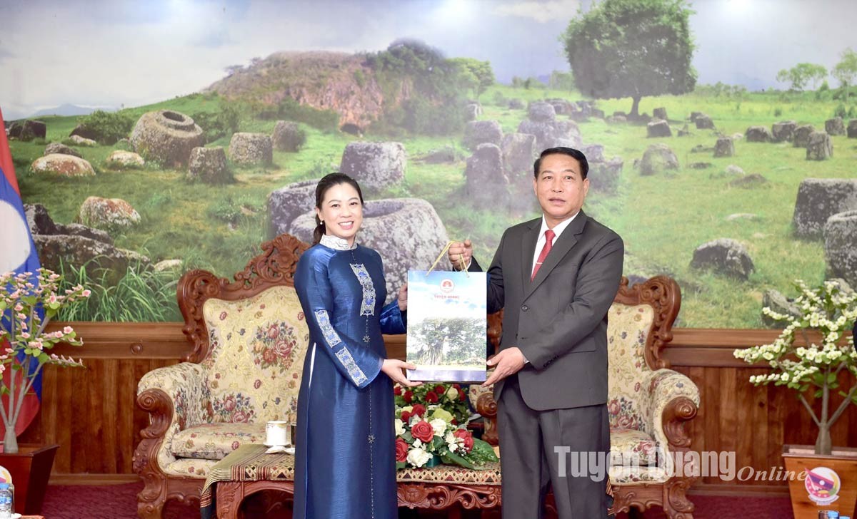 Thắm tình đoàn kết Việt - Lào Thắm tình đoàn kết Việt - Lào