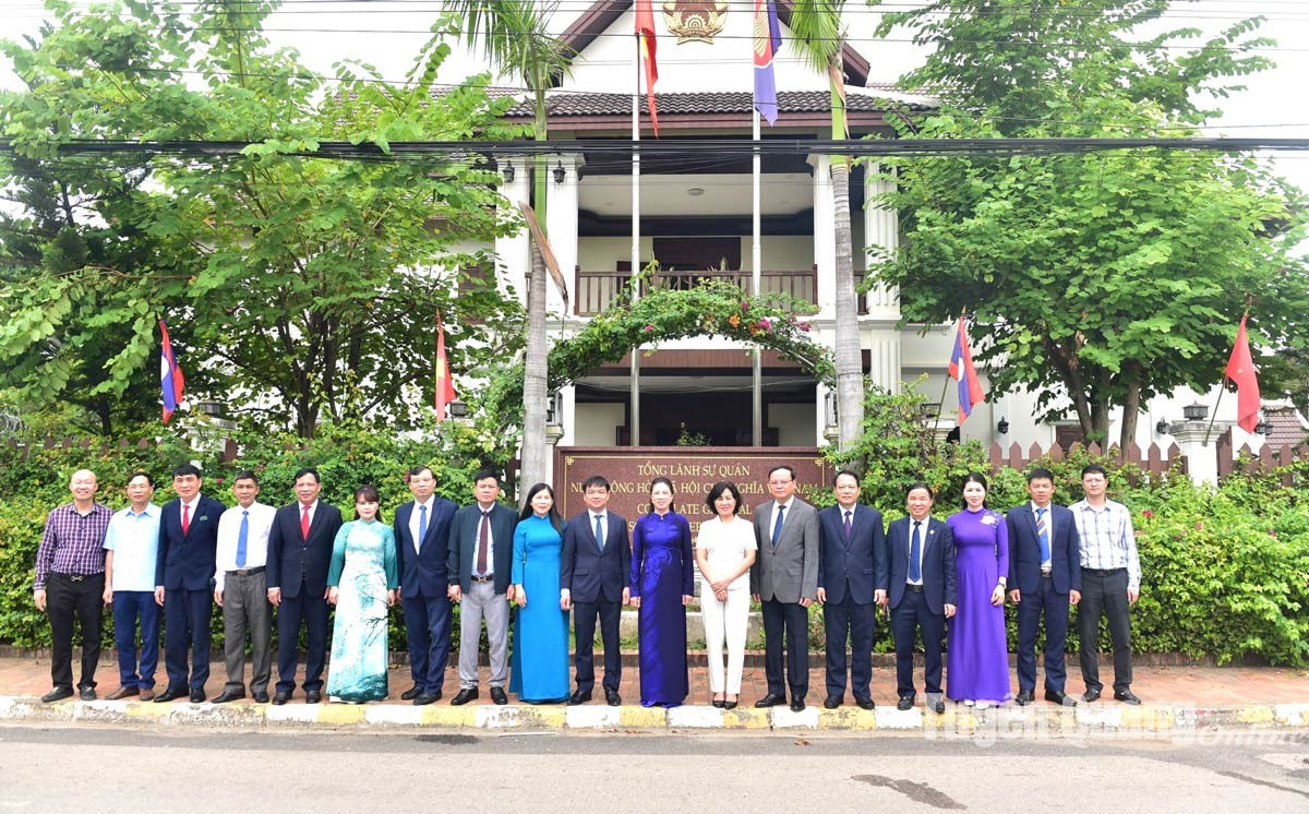Thắm tình đoàn kết Việt - Lào Thắm tình đoàn kết Việt - Lào