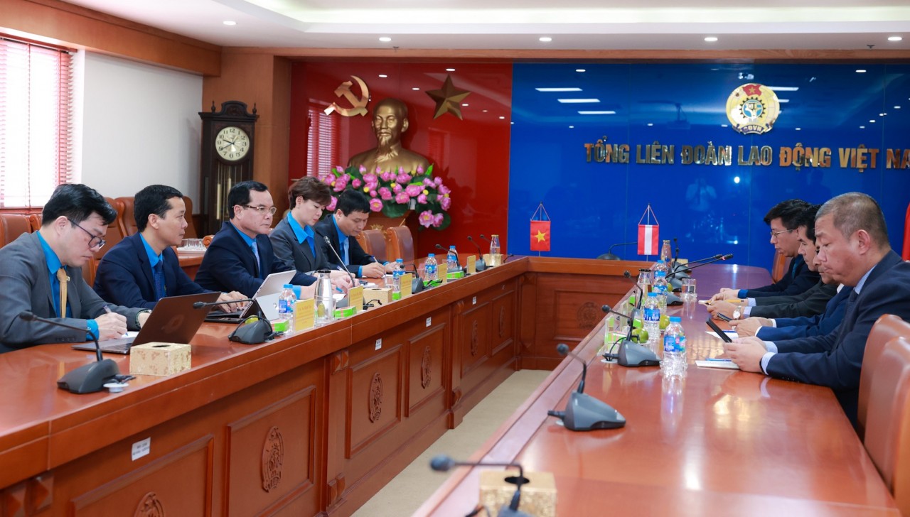 Buổi làm việc giữa lãnh đạo Tổng Liên đoàn Lao động Việt Nam và Đoàn đại biểu cấp cao Đảng Cộng sản Peru (Ảnh: H.N).
