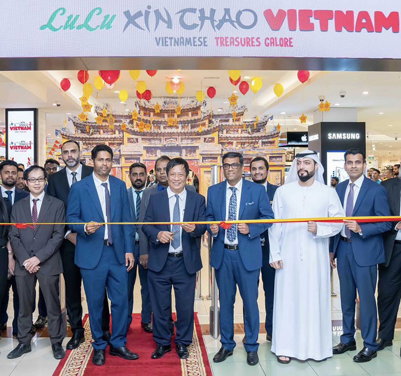 Đại sứ Nguyễn Mạnh Tuấn và các đại biểu cắt băng khai trương Tuần hàng xuất khẩu Việt Nam 2023 tại chi nhánh siêu thị Lulu, Al Mushrif Mall. Đại sứ Nguyễn Mạnh Tuấn và các đại biểu cắt băng khai trương Tuần hàng xuất khẩu Việt Nam 2023 tại chi nhánh siêu thị Lulu, Al Mushrif Mall.