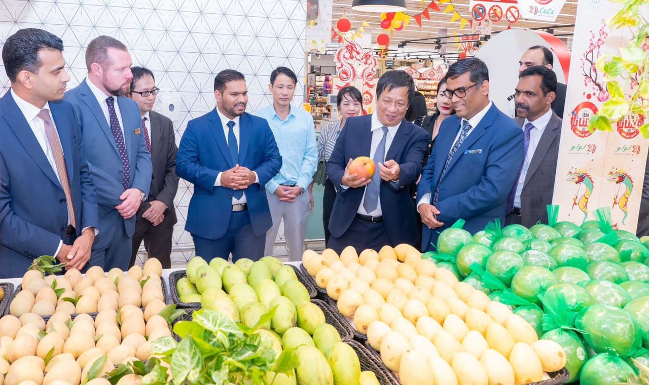 Đại sứ Nguyễn Mạnh Tuấn giới thiệu với các đại biểu những mặt hàng Việt Nam. Đại sứ Nguyễn Mạnh Tuấn giới thiệu với các đại biểu những mặt hàng Việt Nam.