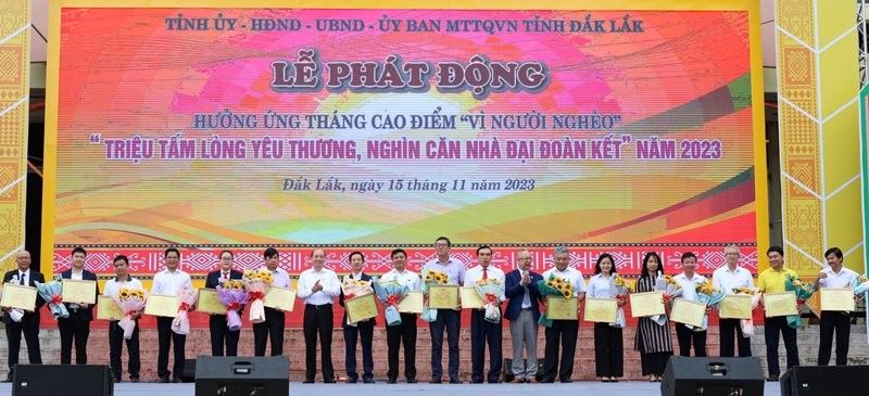 Đắk Lắk: Ủng hộ 13,6 tỷ đồng tại Lễ phát động hưởng ứng Tháng cao điểm “Vì người nghèo” Đắk Lắk: Ủng hộ 13,6 tỷ đồng tại Lễ phát động hưởng ứng Tháng cao điểm “Vì người nghèo”