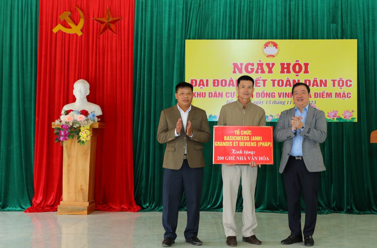 Ông Nguyễn Ngọc Hùng, Phó Chủ tịch VUFO tặng quà cho nhân dân hai xóm Đồng Vinh, Đồng Lá 1. Ông Nguyễn Ngọc Hùng, Phó Chủ tịch VUFO tặng quà cho nhân dân hai xóm Đồng Vinh, Đồng Lá 1.