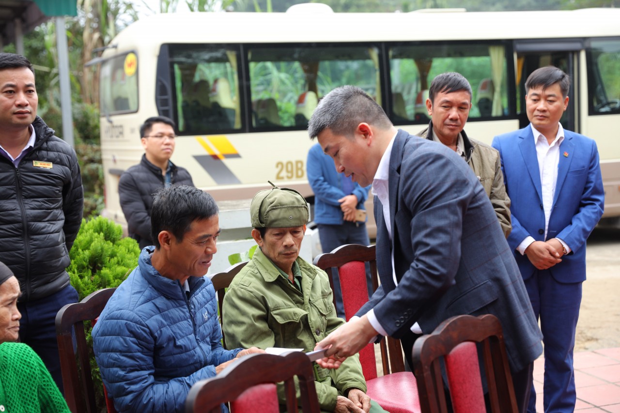 Ông Phan Anh Sơn, Chủ tịch VUFO trao quà cho các gia đình có công hiến đất thành lập khu di tích. Ông Phan Anh Sơn, Chủ tịch VUFO trao quà cho các gia đình có công hiến đất thành lập khu di tích.