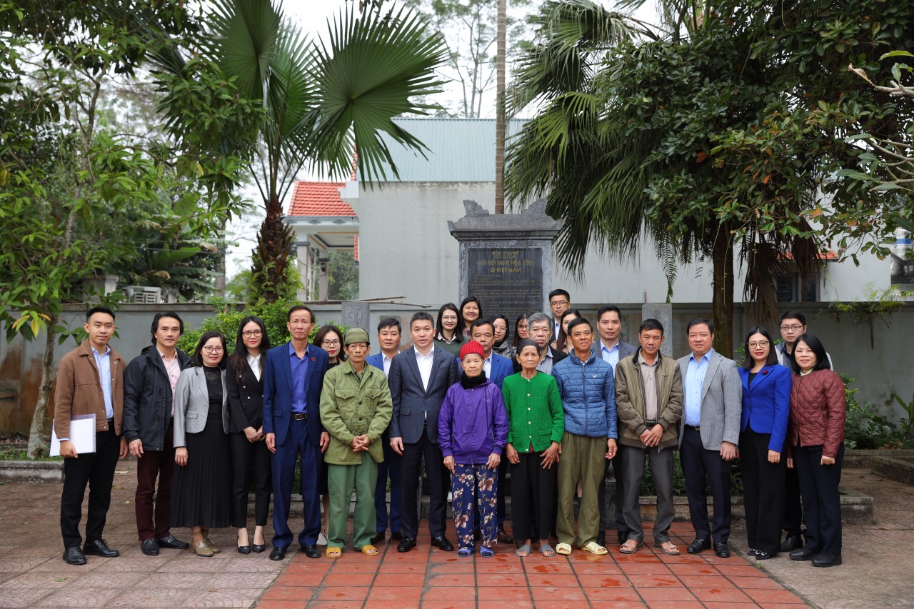 Đoàn đại biểu VUFO chụp ảnh lưu niệm tại khu di tích. Đoàn đại biểu VUFO chụp ảnh lưu niệm tại khu di tích.