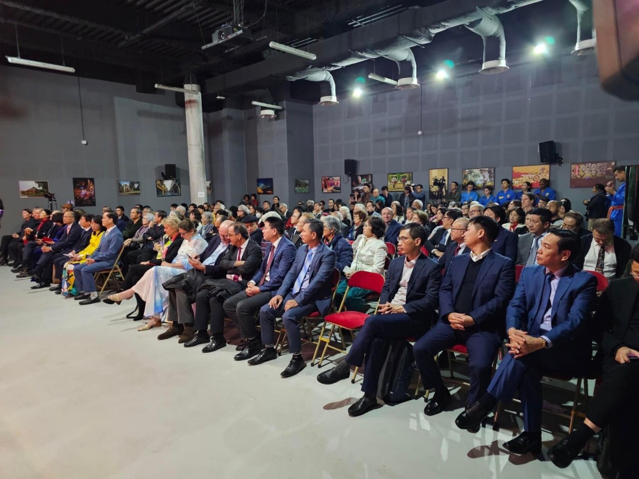 Nghệ sĩ 9x Thanh Phong mang Ví, Giặm đến Paris (Pháp) Nghệ sĩ 9x Thanh Phong mang Ví, Giặm đến Paris (Pháp)