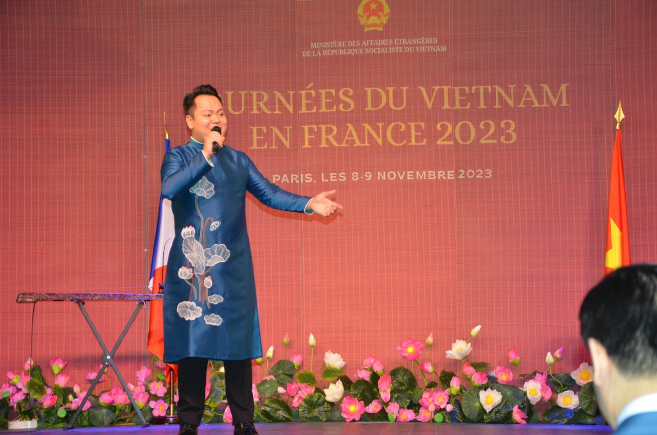 Nghệ sĩ 9x Thanh Phong mang Ví, Giặm đến Paris (Pháp) Nghệ sĩ 9x Thanh Phong mang Ví, Giặm đến Paris (Pháp)