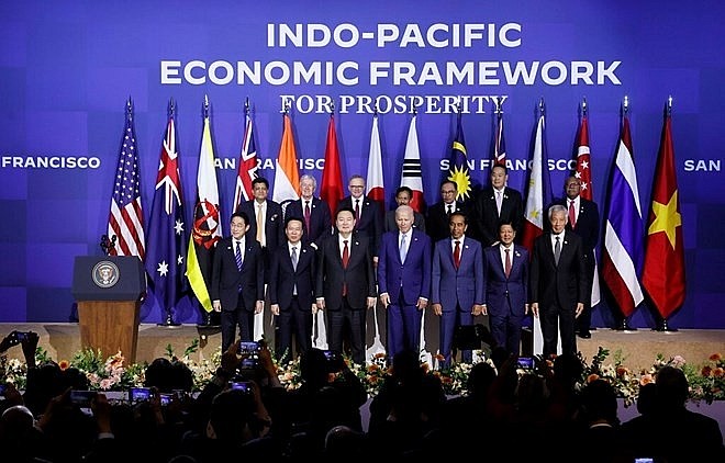 Vietnamese President Vo Van Thuong (second from left, first row) and other leaders pose for a group ohoto ahead of their discussion on the Indo-Pacific Economic Framework for Prosperity cooperation in San Francisco on November 16. (Photo: VNA) Vietnamese President Vo Van Thuong (second from left, first row) and other leaders pose for a group ohoto ahead of their discussion on the Indo-Pacific Economic Framework for Prosperity cooperation in San Francisco on November 16. (Photo: VNA)