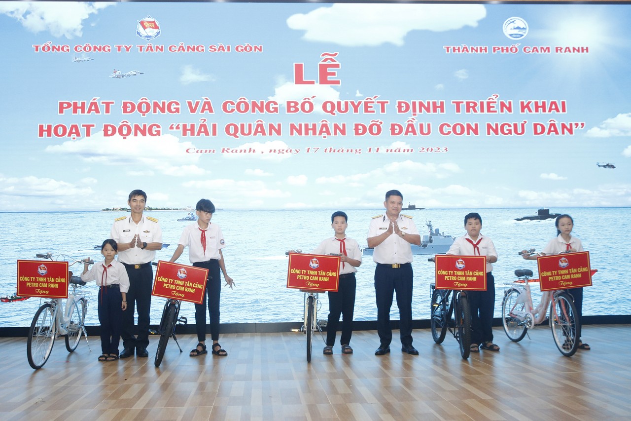 Công bố quyết định triển khai hoạt động “Hải quân nhận đỡ đầu con ngư dân