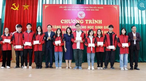 Hội Hữu nghị Việt Nam - Nhật Bản tỉnh Bắc Giang trao 10 học bổng cho học sinh hoàn cảnh khó khăn Hội Hữu nghị Việt Nam - Nhật Bản tỉnh Bắc Giang trao 10 học bổng cho học sinh hoàn cảnh khó khăn