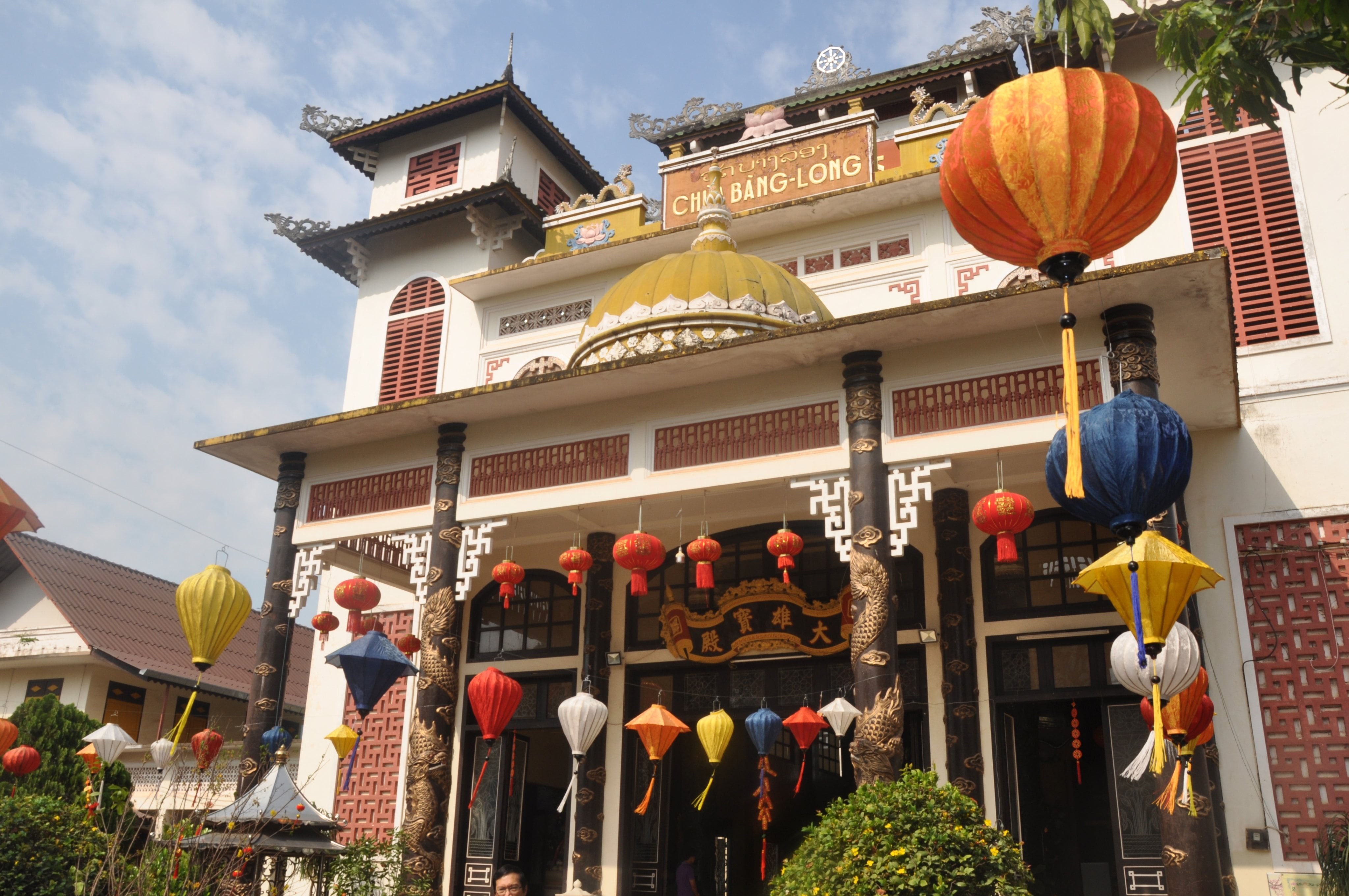 Chùa Bàng Long là ngôi chùa Việt được xây dựng đầu tiên tại Lào (năm 1942) và là một trong những ngôi chùa lớn nhất của người Việt Nam tại Lào. Tên Chùa Bàng Long nhắc nhở cho các thế hệ con cháu người Việt tại Lào không quên nguồn cội. Chữ Bàng là thời đại Hồng Bàng, còn chữ Long có nghĩa là Lạc Long Quân. (Ảnh: Tạp chí Lào - Việt) Chùa Bàng Long là ngôi chùa Việt được xây dựng đầu tiên tại Lào (năm 1942) và là một trong những ngôi chùa lớn nhất của người Việt Nam tại Lào. Tên Chùa Bàng Long nhắc nhở cho các thế hệ con cháu người Việt tại Lào không quên nguồn cội. Chữ Bàng là thời đại Hồng Bàng, còn chữ Long có nghĩa là Lạc Long Quân. (Ảnh: Tạp chí Lào - Việt)