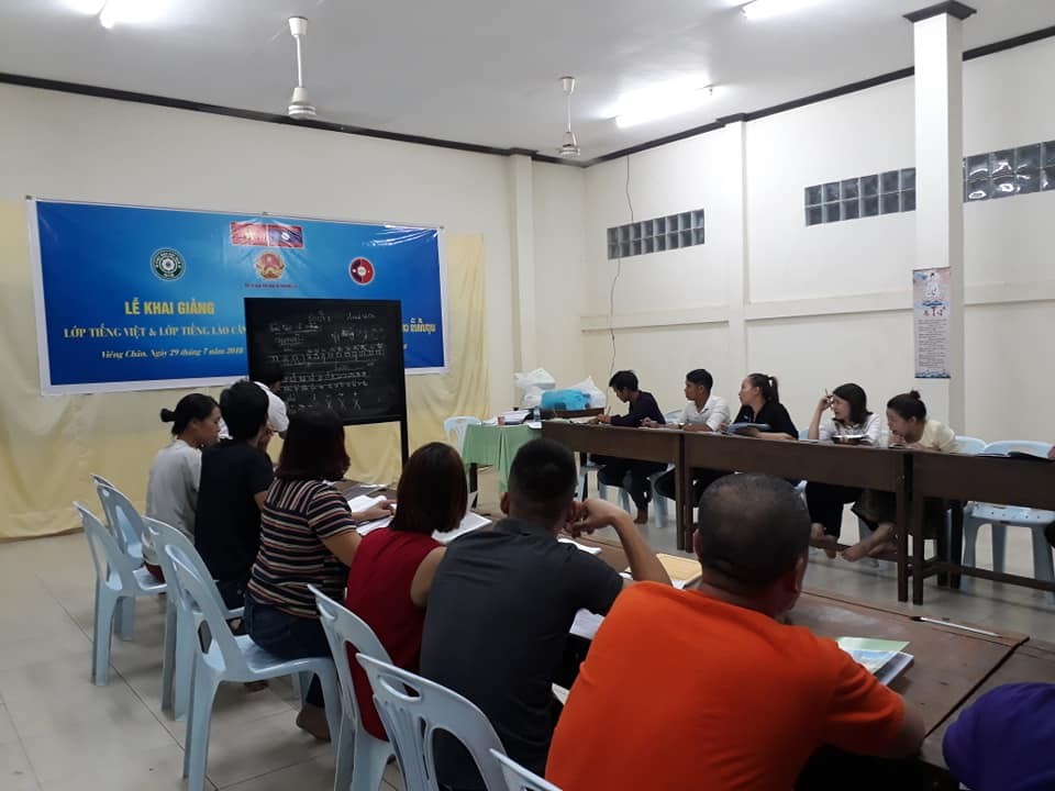 Chùa Bàng Long là nơi quy tụ cộng đồng bà con Việt kiều đang sinh sống tại Lào trên tinh thần hòa hợp đoàn kết, tương thân tương ái, hỗ trợ giúp đỡ nhau trong cuộc sống. Hiện đây là nơi sinh hoạt của cộng đồng kiều bào tại thủ đô Vientiane cũng như cả nước Lào để bà con thực hiện đời sống tâm linh và tu học Phật pháp. Trong ảnh, một lớp học tiếng Lào miễn phí tại chùa Bàng Long. (Ảnh: Tạp chí Lào - Việt) Chùa Bàng Long là nơi quy tụ cộng đồng bà con Việt kiều đang sinh sống tại Lào trên tinh thần hòa hợp đoàn kết, tương thân tương ái, hỗ trợ giúp đỡ nhau trong cuộc sống. Hiện đây là nơi sinh hoạt của cộng đồng kiều bào tại thủ đô Vientiane cũng như cả nước Lào để bà con thực hiện đời sống tâm linh và tu học Phật pháp. Trong ảnh, một lớp học tiếng Lào miễn phí tại chùa Bàng Long. (Ảnh: Tạp chí Lào - Việt)
