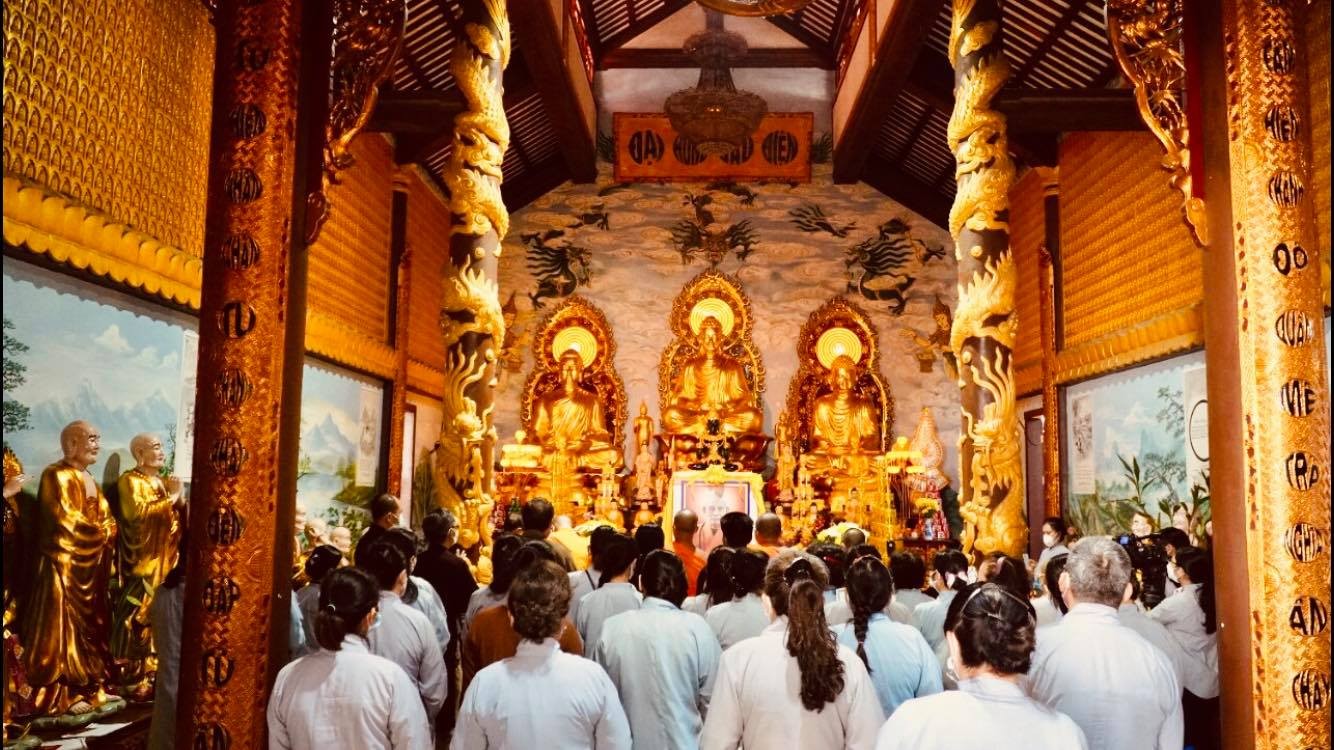 Được khánh thành cuối năm 2010 với diện tích hơn 2.000 m2, chùa Phật Tích luôn là niềm tự hào của cộng đồng người Việt tại Lào bởi lối kiến trúc mang đậm nét tâm linh Việt. Ngôi chùa được xây dựng trên tòa tháp 7 tầng, mỗi tầng tháp được đặt trang trọng một bức tượng Phật ngự trên đài hoa sen bình yên. Ở mỗi mái đao của tầng tháp là hình tượng tứ linh: long, lân, quy, phụng quen thuộc của người Việt. (Ảnh: Chùa Phật Tích Được khánh thành cuối năm 2010 với diện tích hơn 2.000 m2, chùa Phật Tích luôn là niềm tự hào của cộng đồng người Việt tại Lào bởi lối kiến trúc mang đậm nét tâm linh Việt. Ngôi chùa được xây dựng trên tòa tháp 7 tầng, mỗi tầng tháp được đặt trang trọng một bức tượng Phật ngự trên đài hoa sen bình yên. Ở mỗi mái đao của tầng tháp là hình tượng tứ linh: long, lân, quy, phụng quen thuộc của người Việt. (Ảnh: Chùa Phật Tích