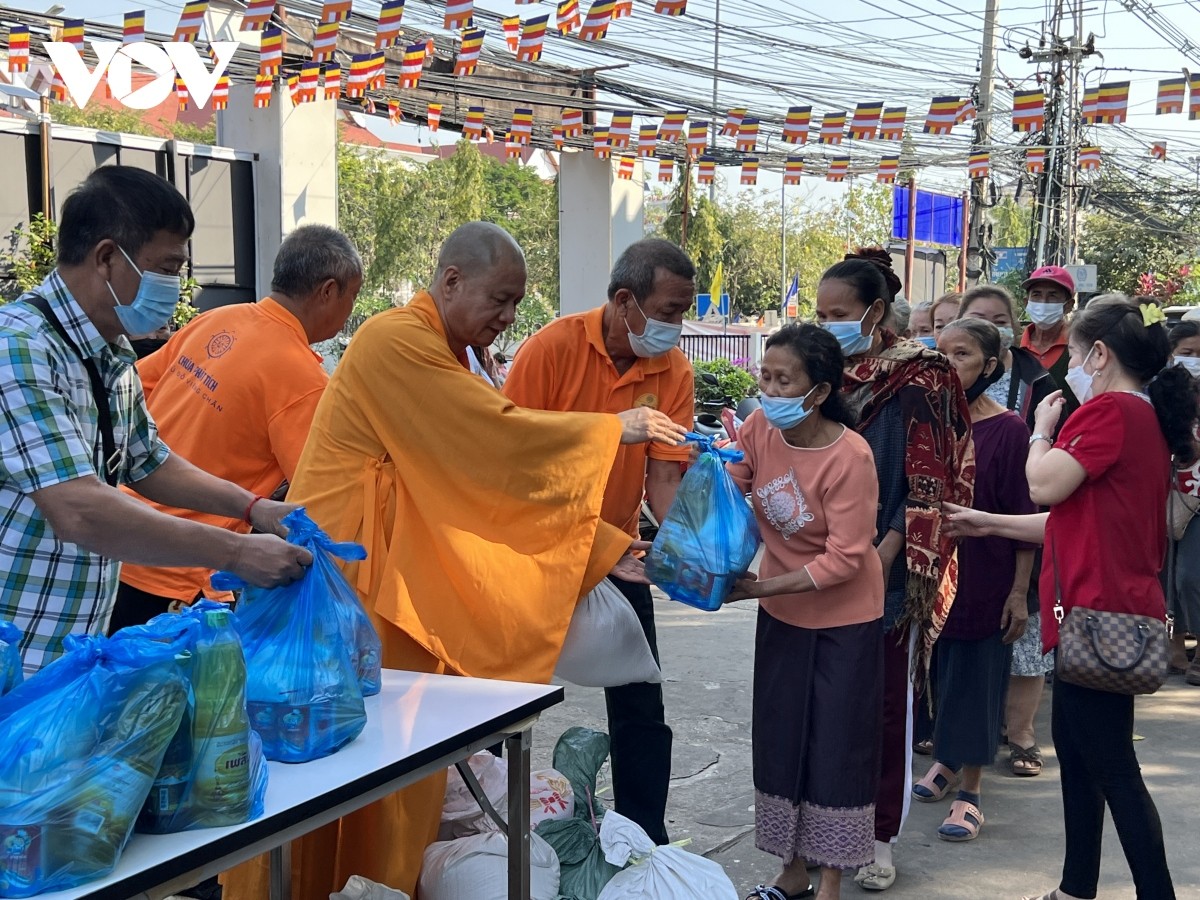 Thượng tọa Thích Minh Quang, Ủy viên Hội đồng trị sự Giáo hội Phật giáo Việt Nam tại Lào, Trụ trì chùa Phật Tích, Thủ đô Vientiane, Lào cho biết: Những ngôi chùa Việt Nam trên đất bạn Lào