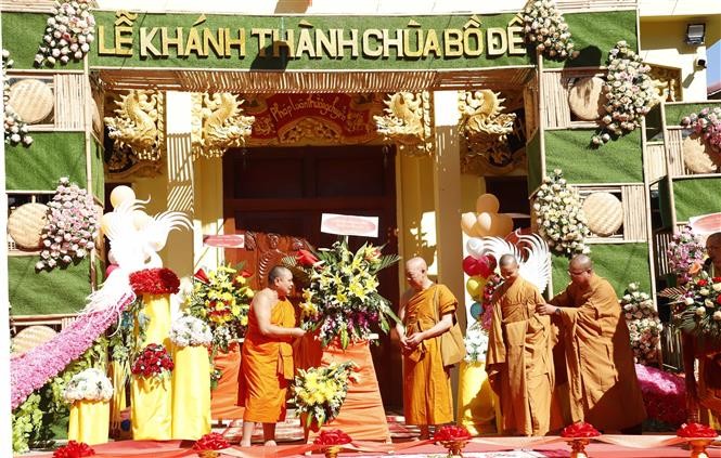 Chùa Bồ Đề ở tỉnh Khammoune, Trung Lào cũng là một trong những ngôi chùa Việt lâu đời tại đất nước Triệu Voi. Ngày 12/11, Trung ương Giáo hội Phật giáo Việt Nam phối hợp với Trung ương Liên minh Giáo hội Phật giáo Lào tổ chức lễ khánh thành giai đoạn 1, dự án trùng tu Chùa Bồ Đề. Hầu hết kinh phí giai đoạn 1 của dự án do bà con phật tử tại Lào, Việt Nam và châu Âu ủng hộ. (Ảnh: TTXVN) Chùa Bồ Đề ở tỉnh Khammoune, Trung Lào cũng là một trong những ngôi chùa Việt lâu đời tại đất nước Triệu Voi. Ngày 12/11, Trung ương Giáo hội Phật giáo Việt Nam phối hợp với Trung ương Liên minh Giáo hội Phật giáo Lào tổ chức lễ khánh thành giai đoạn 1, dự án trùng tu Chùa Bồ Đề. Hầu hết kinh phí giai đoạn 1 của dự án do bà con phật tử tại Lào, Việt Nam và châu Âu ủng hộ. (Ảnh: TTXVN)