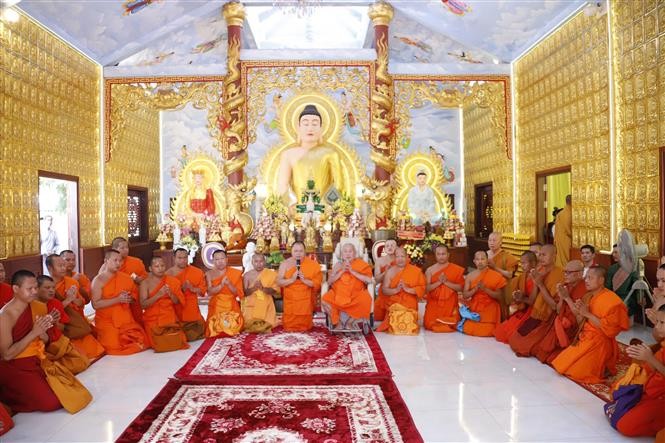 Các chư tăng Lào và Việt cùng nhau tụng kinh tại tòa Chánh điện mới của Chùa Bồ Đề Lào. Các chư tăng Lào và Việt cùng nhau tụng kinh tại tòa Chánh điện mới của Chùa Bồ Đề Lào.
