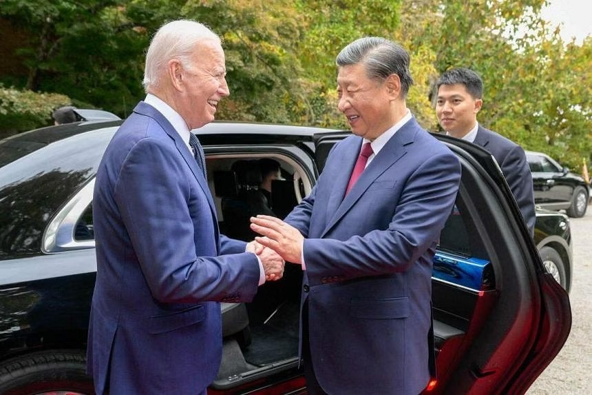 Khi đưa ông Tập tới chiếc xe limousine Hongqi do Trung Quốc sản xuất sau cuộc gặp, ông Biden nhận xét rằng đó là một “chiếc xe đẹp”, giống như “Quái thú” của tổng thống Mỹ. ẢNH: EPA-EFE Khi đưa ông Tập tới chiếc xe limousine Hongqi do Trung Quốc sản xuất sau cuộc gặp, ông Biden nhận xét rằng đó là một “chiếc xe đẹp”, giống như “Quái thú” của tổng thống Mỹ. ẢNH: EPA-EFE