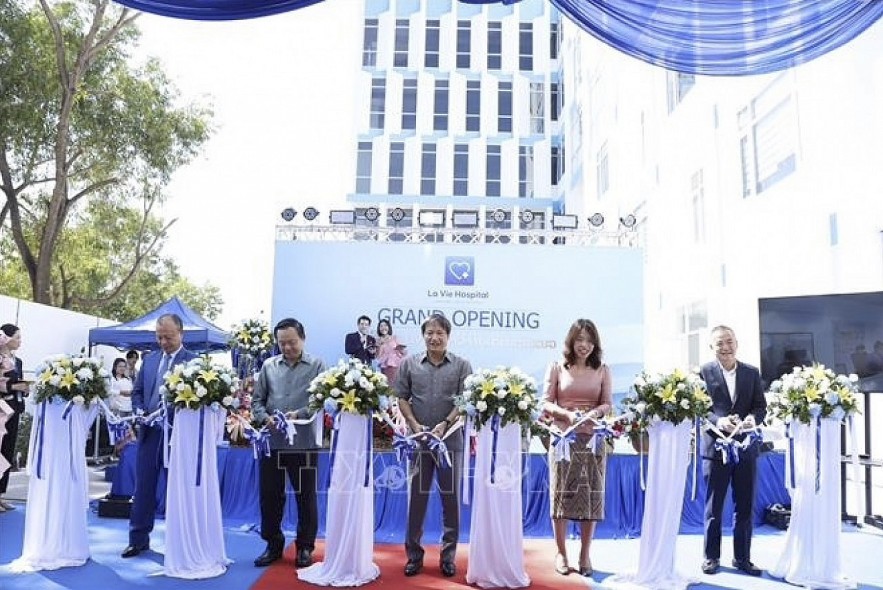 Delegates cut the ribbon inaugurating the medical facility in Vientiane on November 18. (Photo: VNA) Delegates cut the ribbon inaugurating the medical facility in Vientiane on November 18. (Photo: VNA)