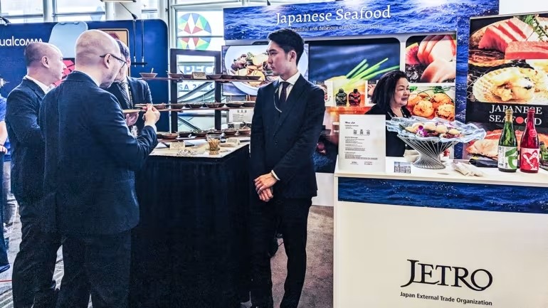 tặng mẫu hải sản và rượu sake tại hội nghị thượng đỉnh APEC ở San Francisco vào ngày 16 tháng 11. (Ảnh của Yifan Yu) 