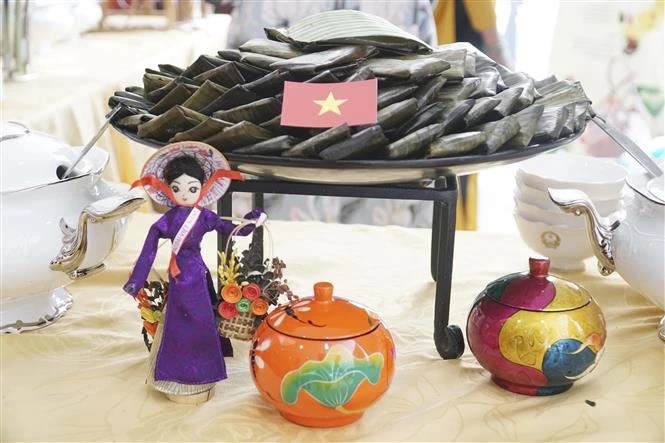 Nữ cán bộ ngoại giao quảng bá văn hóa Việt Nam tới bạn bè quốc tế tại Lào Nữ cán bộ ngoại giao quảng bá văn hóa Việt Nam tới bạn bè quốc tế tại Lào