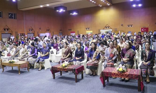 Nữ cán bộ ngoại giao quảng bá văn hóa Việt Nam tới bạn bè quốc tế tại Lào Nữ cán bộ ngoại giao quảng bá văn hóa Việt Nam tới bạn bè quốc tế tại Lào