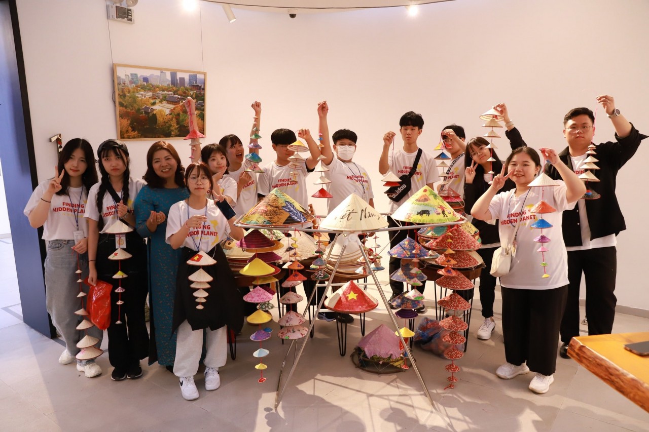 International Students Experience Making Vietnam’s Non La International Students Experience Making Vietnam’s Non La