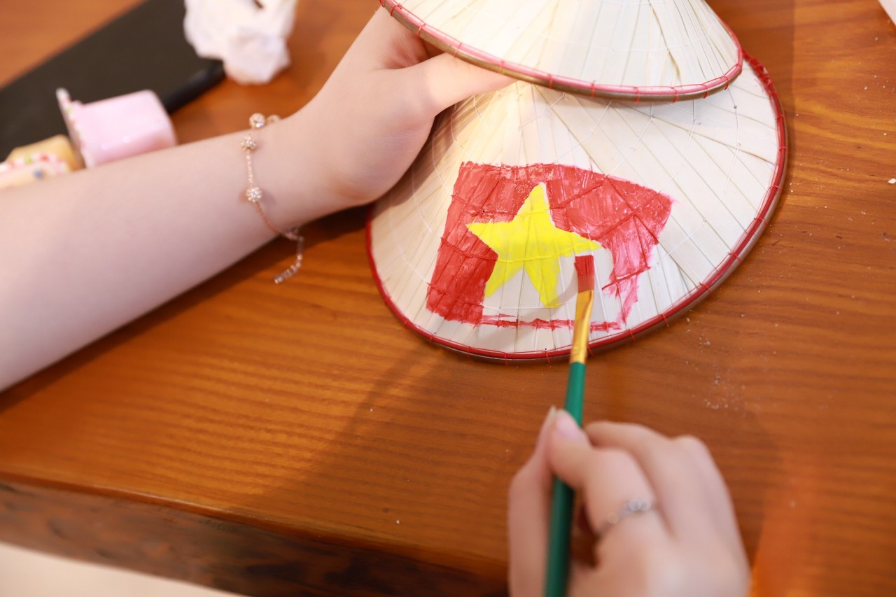 International Students Experience Making Vietnam’s Non La International Students Experience Making Vietnam’s Non La