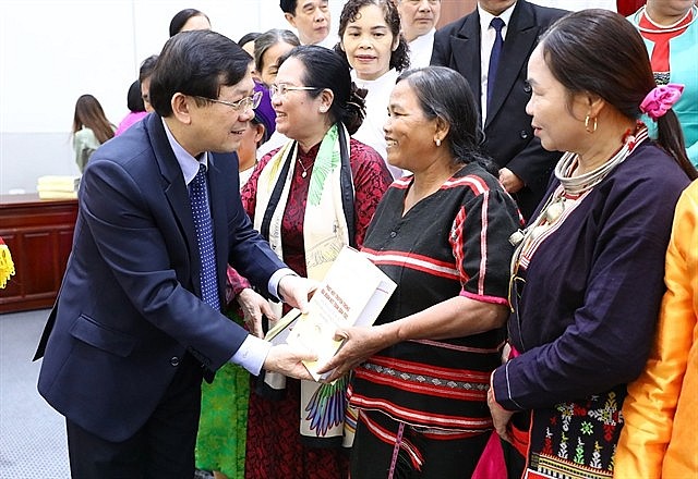 Vice President of the Việt Nam Fatherland Front Central Committee Nguyễn Hữu Dũng presents Party leader Nguyễn Phú Trọng’s book on great national solidarity to ethnic minority representatives at the launching ceremony on Saturday. — VNA/VNS Photo Vice President of the Việt Nam Fatherland Front Central Committee Nguyễn Hữu Dũng presents Party leader Nguyễn Phú Trọng’s book on great national solidarity to ethnic minority representatives at the launching ceremony on Saturday. — VNA/VNS Photo