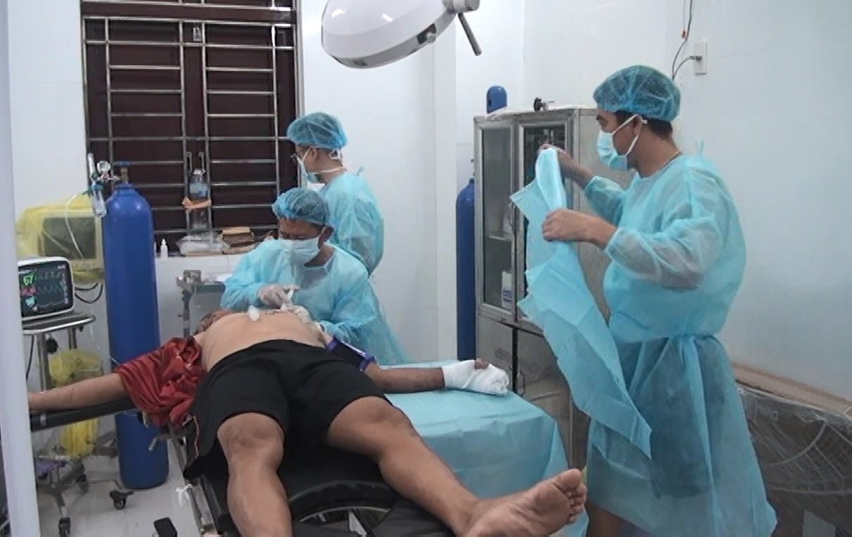 Bệnh xá đảo Sinh Tồn cấp cứu ngư dân gặp nạn trên biển Bệnh xá đảo Sinh Tồn cấp cứu ngư dân gặp nạn trên biển