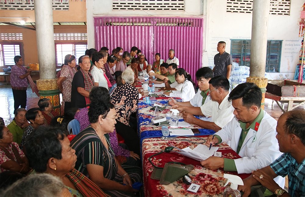 Các y, bác sỹ Bệnh xá Công an tỉnh An Giang khám bệnh cho người dân xã Phrom Đen, huyện Kirivong, tỉnh Tà Keo, vương quốc Campuchia. Ảnh: Mai Phương Các y, bác sỹ Bệnh xá Công an tỉnh An Giang khám bệnh cho người dân xã Phrom Đen, huyện Kirivong, tỉnh Tà Keo, vương quốc Campuchia. Ảnh: Mai Phương