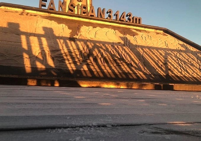 Fansipan peak is covered in frost as temperatures plunge to zero (Photo: baolaocai.vn) Fansipan peak is covered in frost as temperatures plunge to zero (Photo: baolaocai.vn)