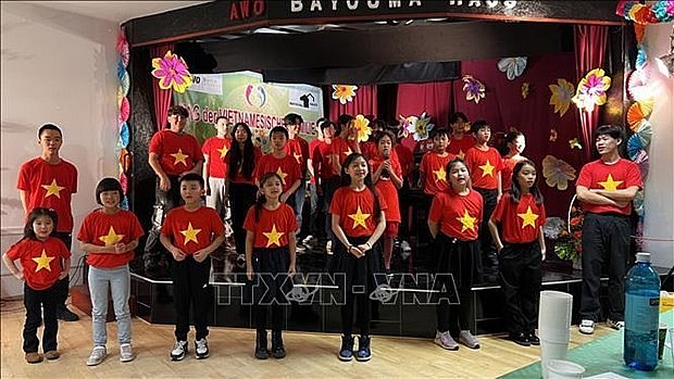 He expressed his hope that more Vietnamese-language classes will be opened to maintain the language's vitality in the community and help Vietnamese children living in Russia become ambassadors contributing to boosting Vietnam-Russia relations. On the same day, the AWO Vietnamese-language school in Berline held a ceremony to mark its 15th founding anniversary and the 41st Vietnamese Teachers' Day. Phan Quang Van, First Secretary in charge of education at the Vietnamese Embassy in Germany, said that in the context of economic integration, learning the Vietnamese language and Vietnamese culture become more important than ever because it enables Vietnamese people to introduce their culture to international friends. Oliver Nöll, Deputy Mayor of Friedrichshain-Kreuzberg District, appreciated contributions made by the Vietnamese community to the district. The school was established in 2008 by teacher Nguyen Thu Loan who teaches teaching Vietnamese language to people every Sunday. He expressed his hope that more Vietnamese-language classes will be opened to maintain the language's vitality in the community and help Vietnamese children living in Russia become ambassadors contributing to boosting Vietnam-Russia relations. On the same day, the AWO Vietnamese-language school in Berline held a ceremony to mark its 15th founding anniversary and the 41st Vietnamese Teachers' Day. Phan Quang Van, First Secretary in charge of education at the Vietnamese Embassy in Germany, said that in the context of economic integration, learning the Vietnamese language and Vietnamese culture become more important than ever because it enables Vietnamese people to introduce their culture to international friends. Oliver Nöll, Deputy Mayor of Friedrichshain-Kreuzberg District, appreciated contributions made by the Vietnamese community to the district. The school was established in 2008 by teacher Nguyen Thu Loan who teaches teaching Vietnamese language to people every Sunday.